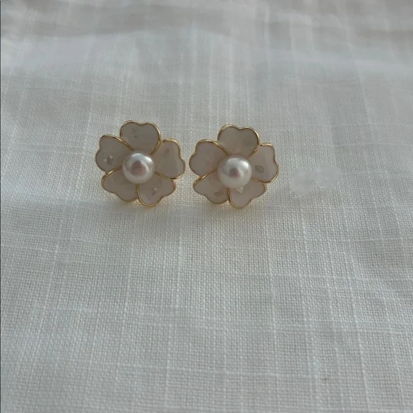 Elegant White and Gold Flower Earrings - Picture 2 of 7